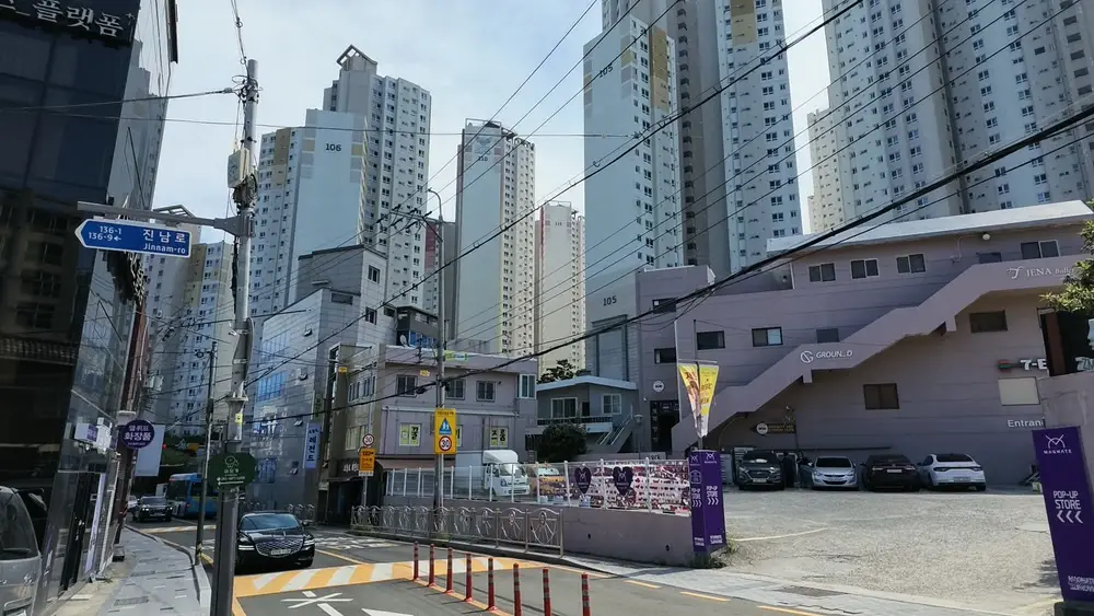 보라색 팝업스토어 현수막이 걸린 카페 매그네이트 건물