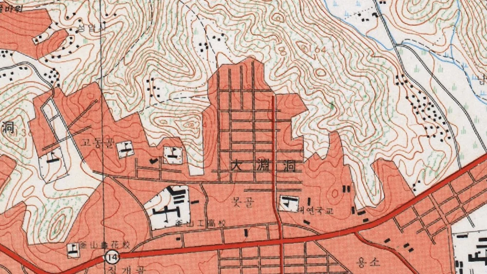 1970년대 1:25,000 지형도. 같은 자리에 못이 없고 격자형 시가지가 들어서 있다